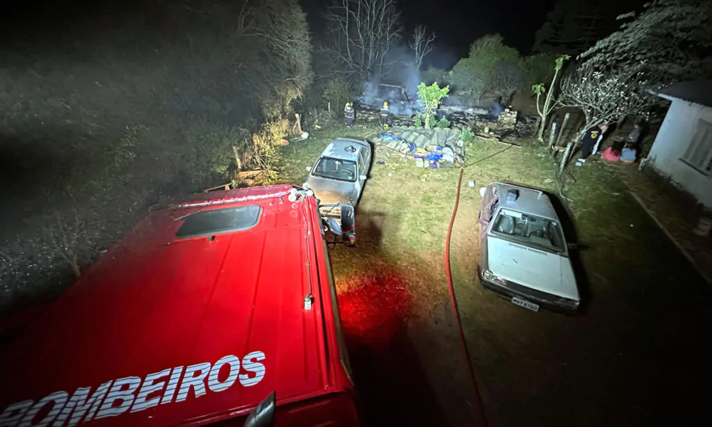 Incêndio em residência ocorreu na madrugada desta segunda-feira, na Linha Campinas, no interior de Barracão