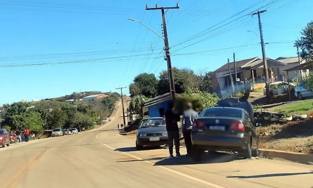 Acidente ocorreu na tarde deste domingo, no Bairro Três Fronteiras. Homem de 56 anos ficou ferido