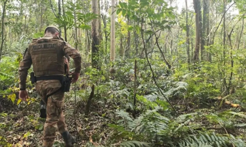 O corpo de uma mulher de 44 anos foi encontrado no interior do município com marcas de tiros na cabeça e perto de uma cova