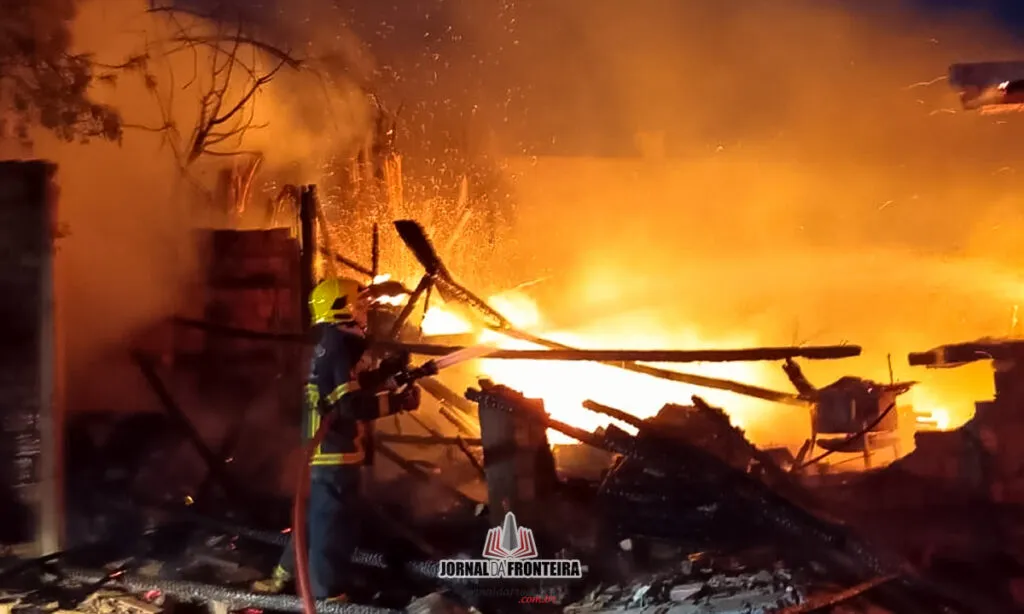 Bombeiros trabalham mais de duas horas no combate ao incêndio que afetou uma residência e uma marcenaria