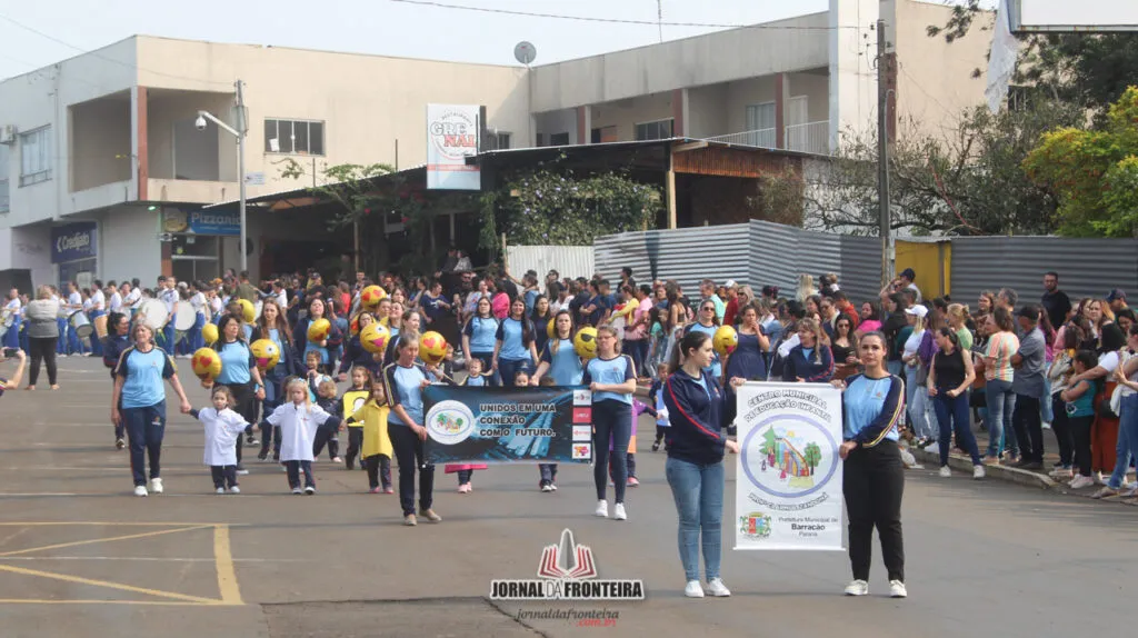 O desfile Cívico aconteceu na Avenida Sete de Setembro e contou com a participação de entidades de Dionísio Cerqueira e Barracão