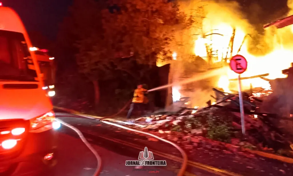 Bombeiros trabalham mais de duas horas no combate ao incêndio que afetou uma residência e uma marcenaria