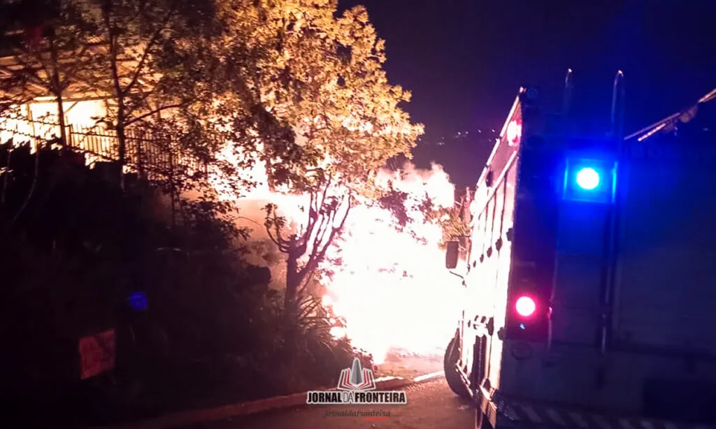 Bombeiros trabalham mais de duas horas no combate ao incêndio que afetou uma residência e uma marcenaria