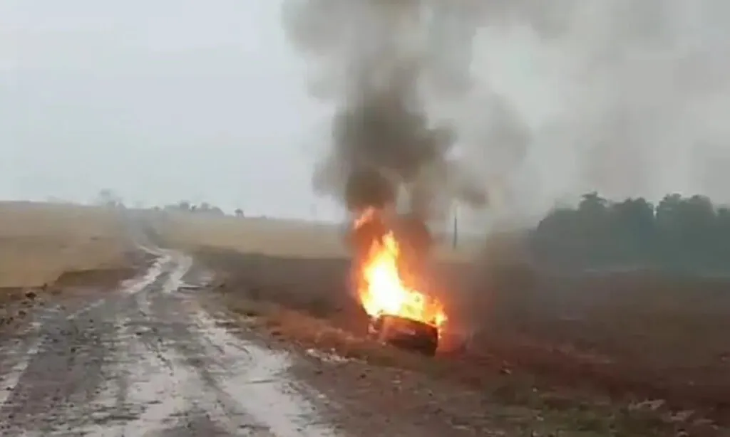 Nora tentou matar os sogros a facadas devido a um desentendimento familiar. Durante a fuga ela incendiou o carro 