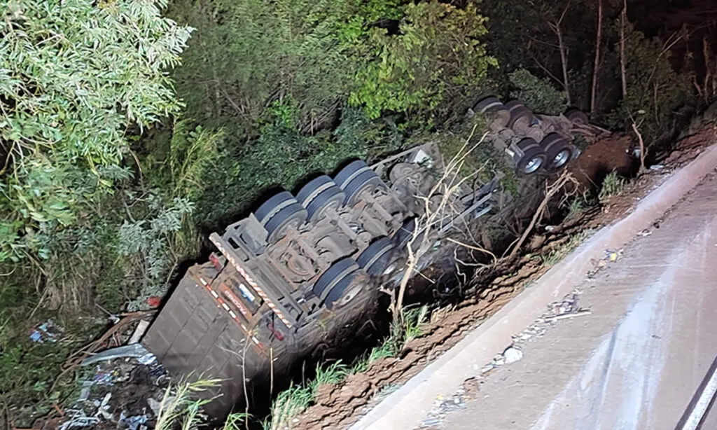 Capotamento foi registrado na noite de terça-feira, no local conhecido como Serra da Maria Preta