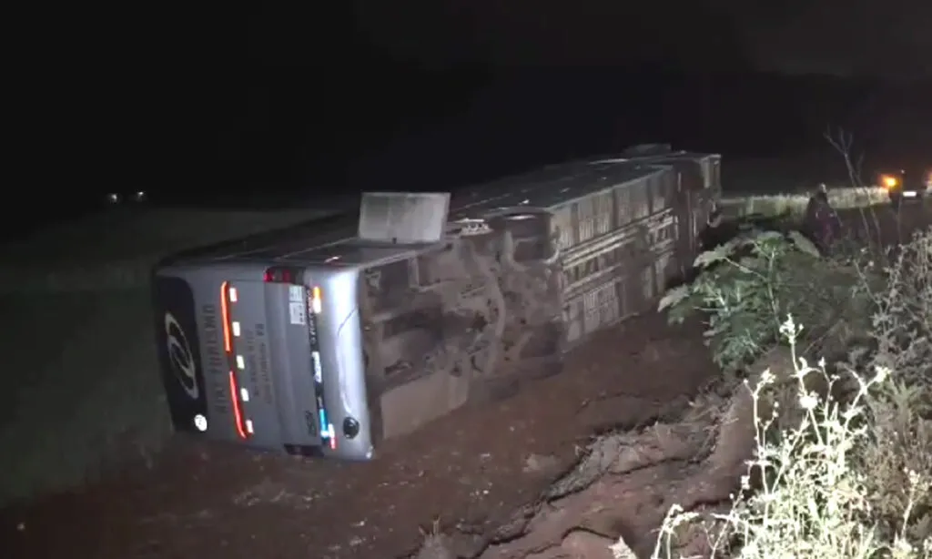 O tombamento do ônibus de transporte de estudantes ocorreu na noite de quinta-feira, na PR 281