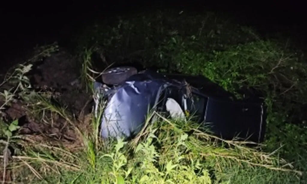 Aos socorristas a mulher disse que pegou no sono, acabou perdendo o controle do carro saiu da pista e capotou