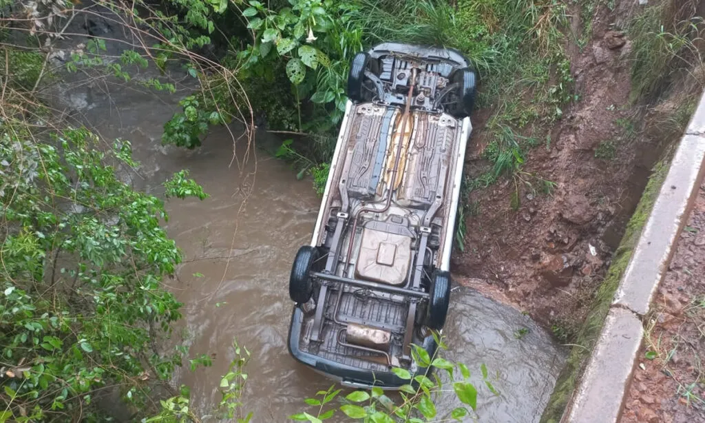 Veículo caiu de ponte na Linha Pomba Branca. Homem foi resgatado com suspeita de fraturas