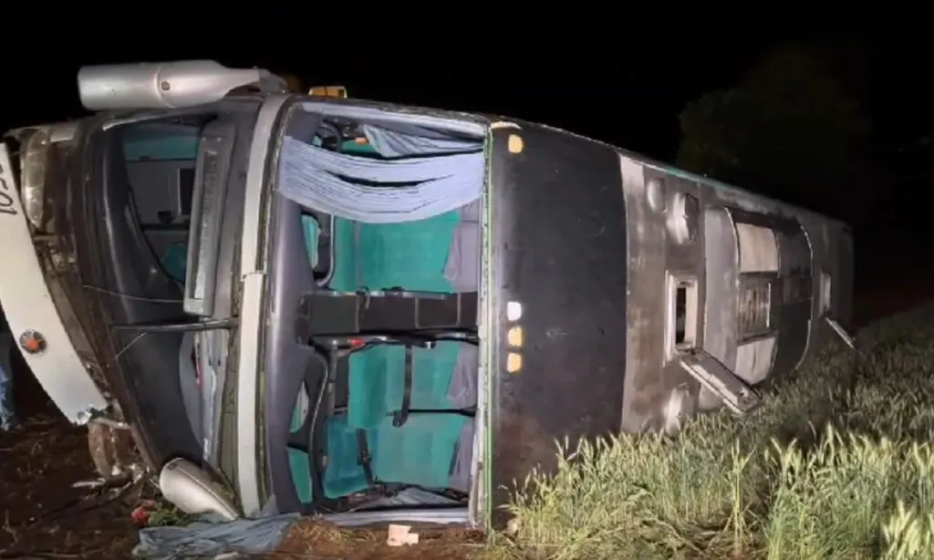 O tombamento do ônibus de transporte de estudantes ocorreu na noite de quinta-feira, na PR 281