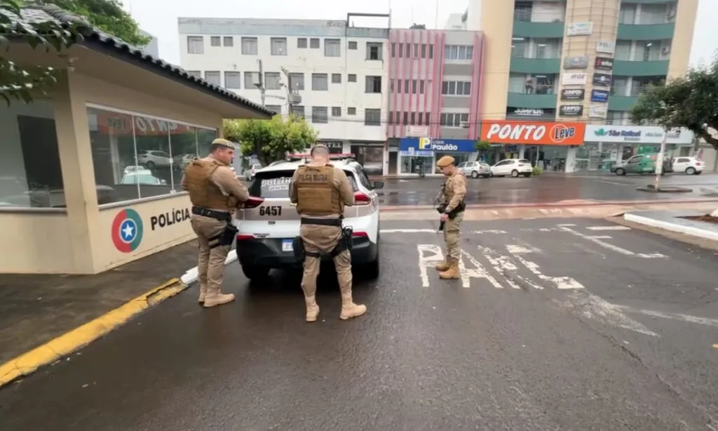 Idosa foi agredida com golpes de martelo na região da cabeça e precisou receber atendimento médico