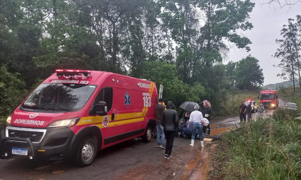 Veículo caiu de ponte na Linha Pomba Branca. Homem foi resgatado com suspeita de fraturas