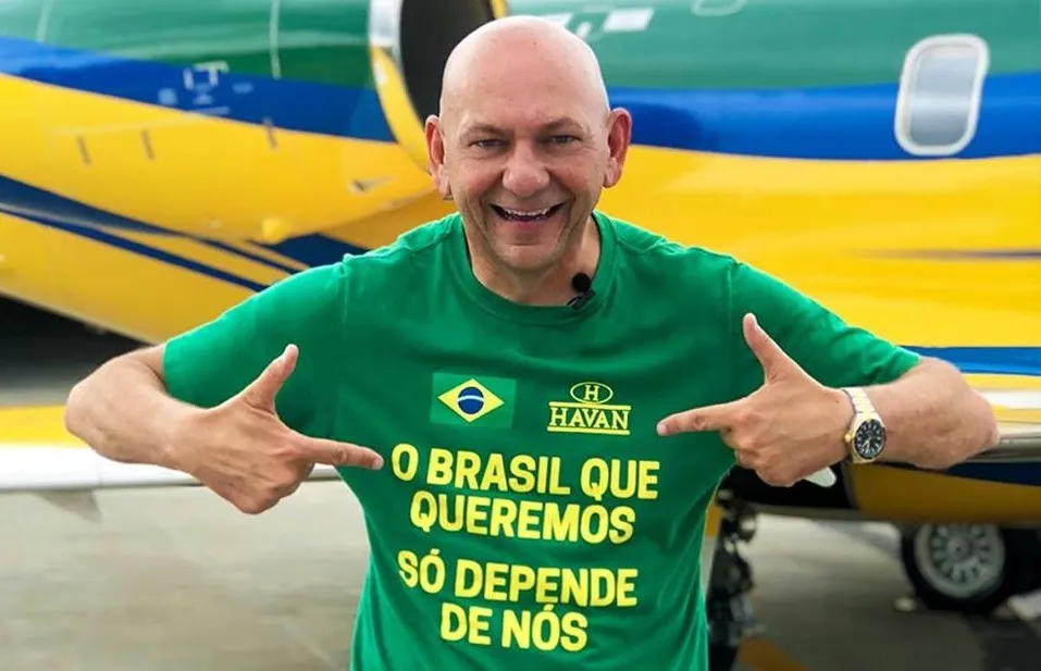 O ministro Alexandre de Moraes, do STF, devolveu o acesso às redes sociais do empresário Luciano Hang, dono da rede de lojas Havan. A decisão é dessa terça-feira (3)