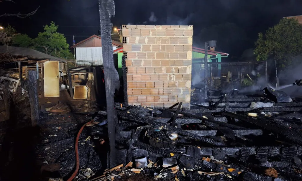 O homem confessou o crime e disse que incendiou a casa após descobrir a traição de sua companheira. Ocorrência foi registrada na madrugada de terça