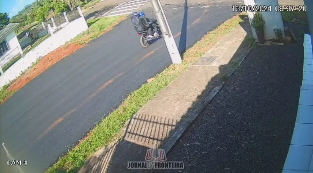 Ladrões invadiram residência no Bairro Jardim Vale do Capanema, na manhã deste domingo