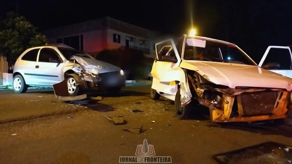 Acidente ocorreu nas proximidades do Auto Posto Gabrielly. Inicialmente foram atendidas duas pessoas feridas, e logo depois o motorista de um dos veículos também foi encaminhado ao hospital 