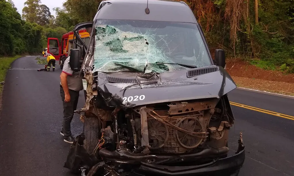 Van teria saído de Dionísio Cerqueira para levar pacientes para Joaçaba. Seis pessoas ficaram feridas