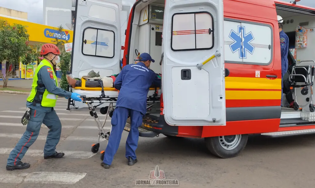 Acidente ocorreu na tarde de quarta-feira. Ciclista ficou ferido e foi socorrido pelas equipes do Corpo de Bombeiros e Samu