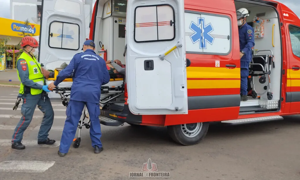 Acidente ocorreu na tarde de quarta-feira. Ciclista ficou ferido e foi socorrido pelas equipes do Corpo de Bombeiros e Samu