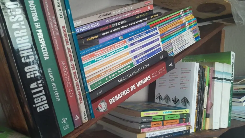 a group of books on a shelfDesafio de leitura para 2025