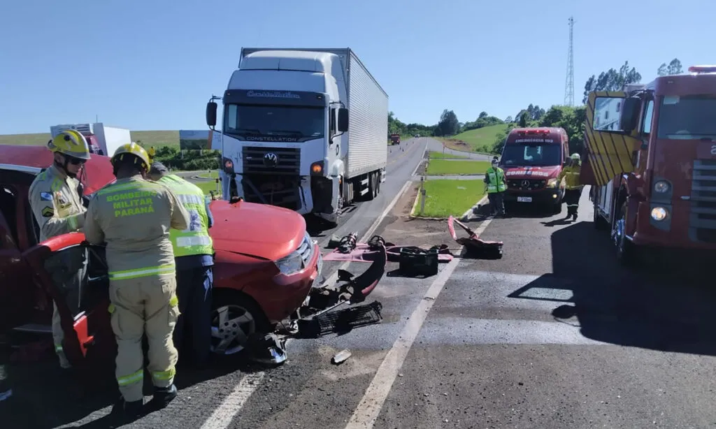 Acidente ocorreu na manhã deste domingo. Mulher viajava acompanhada de outras quatro pessoas que ficaram gravemente feridas