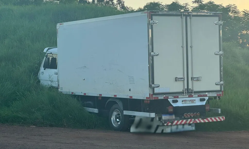 As quatro pessoas estavam em um veículo Nissan Versa. Acidente ocorreu na tarde deste domingo