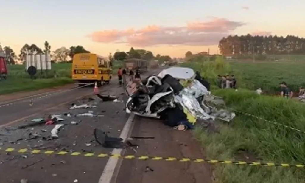 As quatro pessoas estavam em um veículo Nissan Versa. Acidente ocorreu na tarde deste domingo