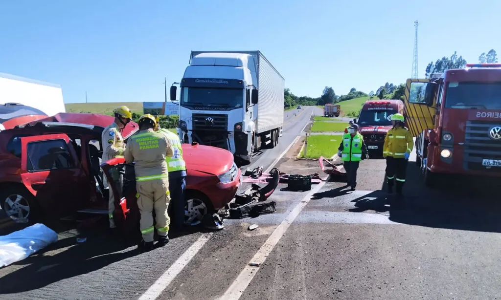 Acidente ocorreu na manhã deste domingo. Mulher viajava acompanhada de outras quatro pessoas que ficaram gravemente feridas