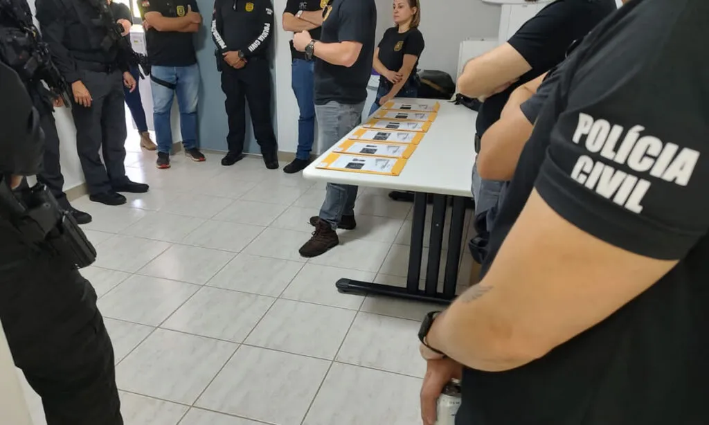 Operação da Polícia Civil foi desencadeada na manhã desta quinta-feira, em Maravilha. Investigados tinham um grupo no WhatsApp cujo nome possui denominação nazista