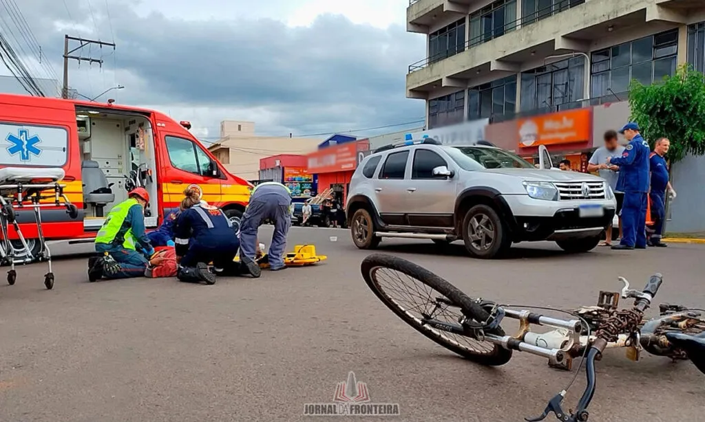 Acidente ocorreu na tarde de quarta-feira. Ciclista ficou ferido e foi socorrido pelas equipes do Corpo de Bombeiros e Samu