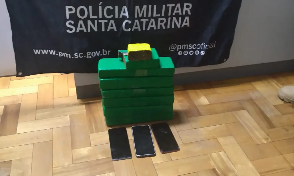 Os dois homens presos tentaram fugir de uma abordagem e se desfizeram de uma mochila carregada com tabletes de maconha que foi arremessada para fora do veículo