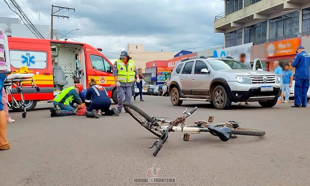 Acidente ocorreu na tarde de quarta-feira. Ciclista ficou ferido e foi socorrido pelas equipes do Corpo de Bombeiros e Samu