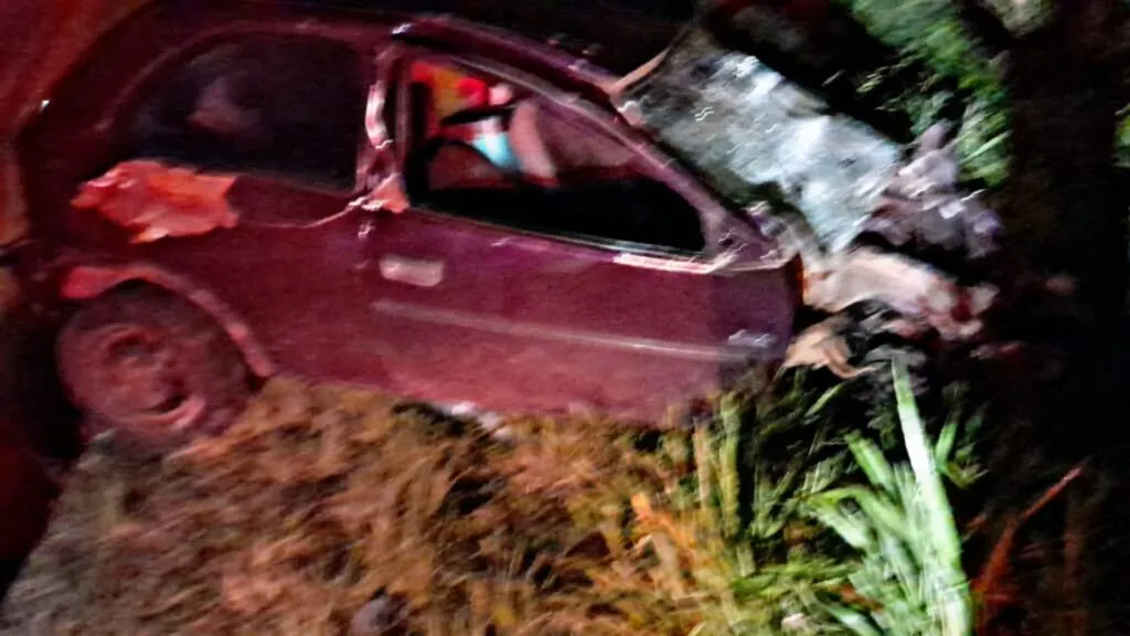 Acidente ocorreu na madrugada deste domingo, na Linha Palmeirinha. Jovem conduzia um GM Corsa que ficou completamente destruído