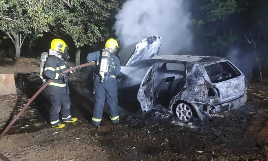 VW Golf emplacado em Barracão foi localizado no interior de Saudades tomado pelo fogo. Veículo ficou completamente destruído