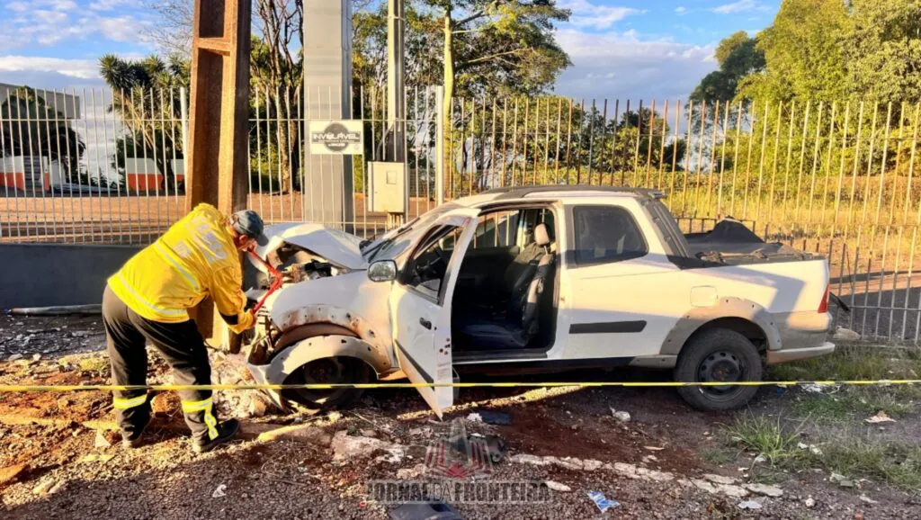 Homem fica ferido após perder controle de veículo e colidir em poste às margens da BR 163, em Barracão