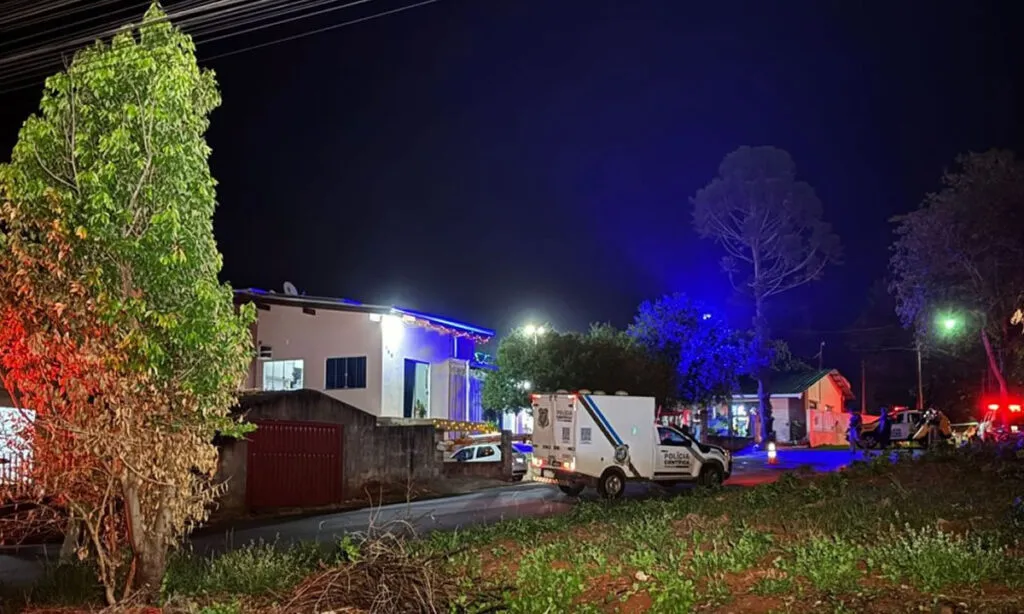 O homem de 48 anos teria ameaçado familiares durante a tarde. No momento que uma equipe da ROTAM chegou no local ele atirou contra os policiais