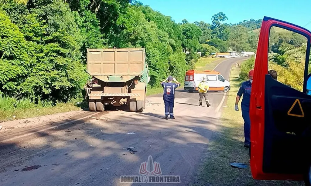 O casal ocupava uma GM S10, que colidiu frontalmente com um caminhão caçamba e uma carreta