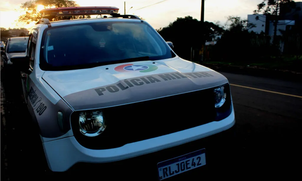 Roubo ocorreu na madrugada deste domingo na Rua Setembro, no centro. O jovem foi agredido e foi ameaçado com uma arma de fogo