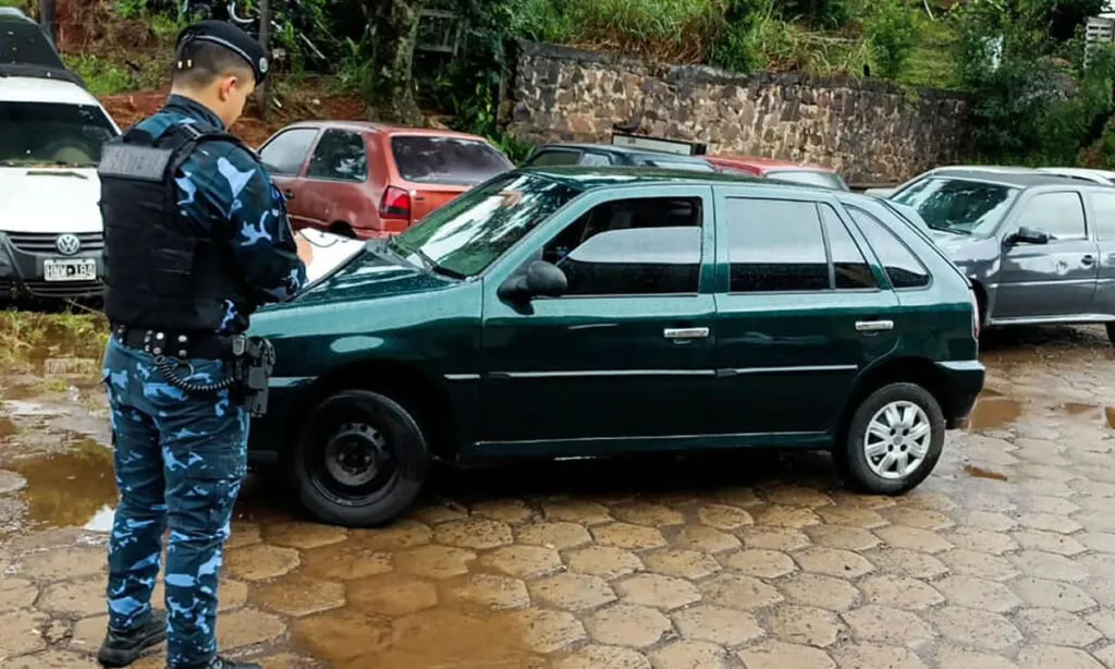 Veículo VW Gol foi localizado abandonado em frente a um mercado em Bernardo de Irigoyen. Segundo a PM o carro havia sido furtado em Dionísio Cerqueira