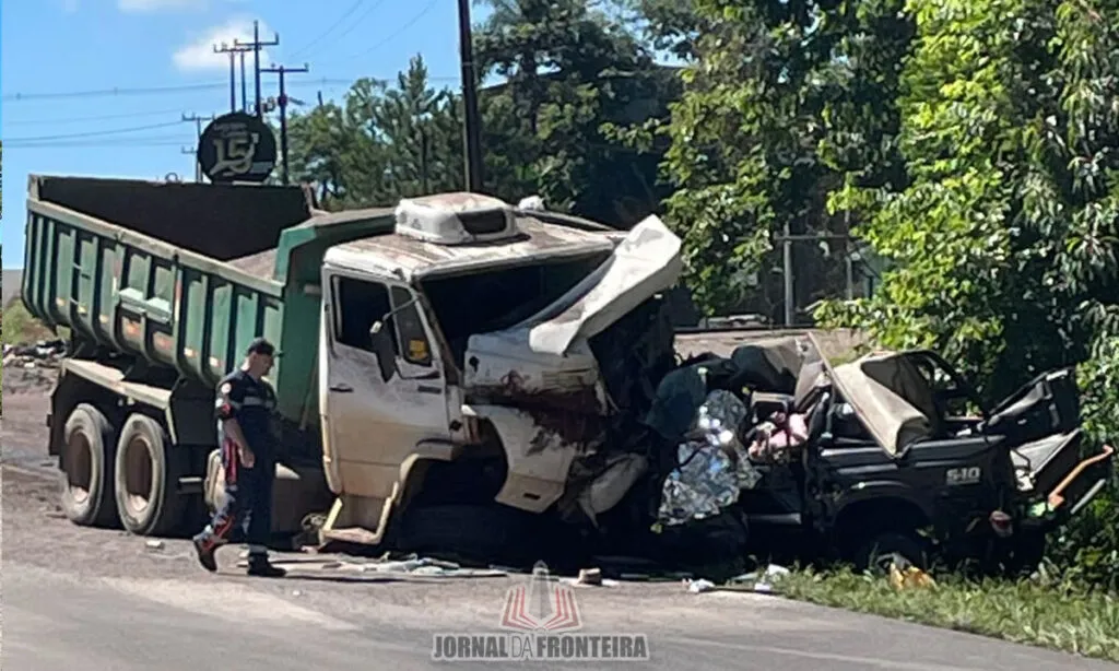 O casal ocupava uma GM S10, que colidiu frontalmente com um caminhão caçamba e uma carreta