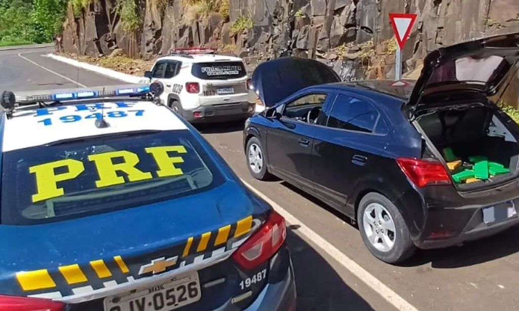 A carga de maconha estava sendo transportada em um veículo com registro de furto/roubo