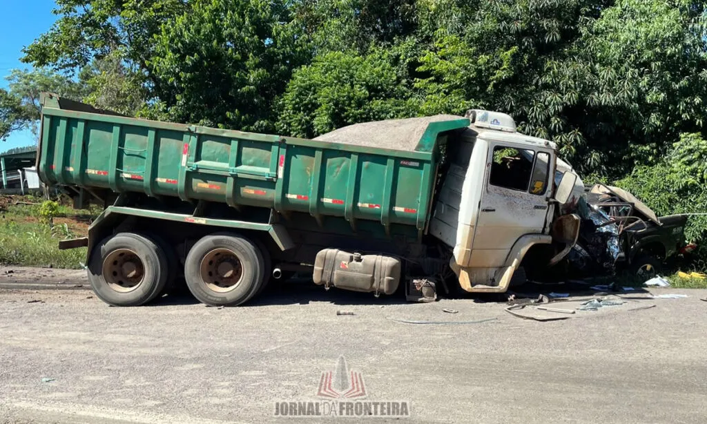 O casal ocupava uma GM S10, que colidiu frontalmente com um caminhão caçamba e uma carreta