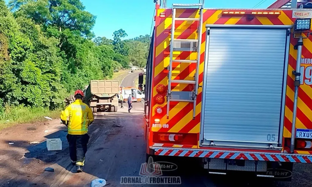 O casal ocupava uma GM S10, que colidiu frontalmente com um caminhão caçamba e uma carreta