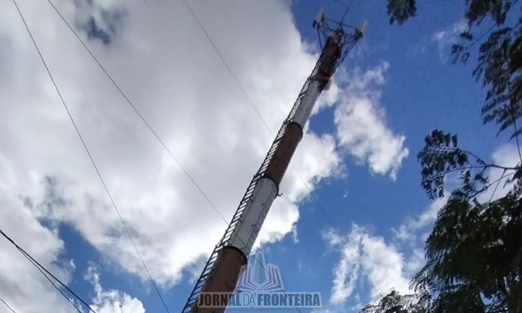 A jovem subiu em uma torre de mais de 40 metros, localizada próximo à fronteira em Bernardo de Irigoyen