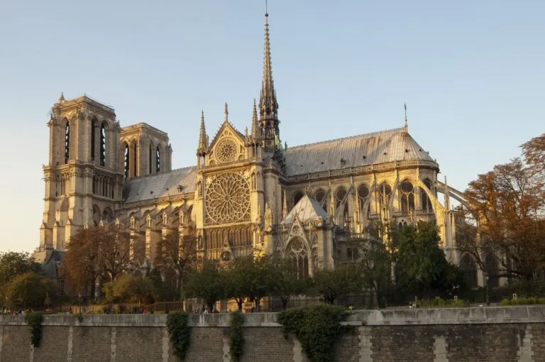 Descobertas arqueológicas na reconstrução de Notre Dame revelam obscuros segredos do passado