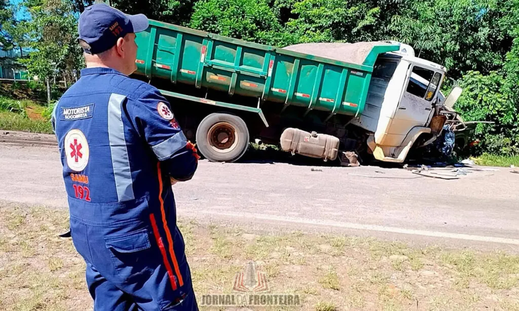 O casal ocupava uma GM S10, que colidiu frontalmente com um caminhão caçamba e uma carreta