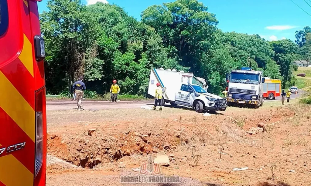 O casal ocupava uma GM S10, que colidiu frontalmente com um caminhão caçamba e uma carreta