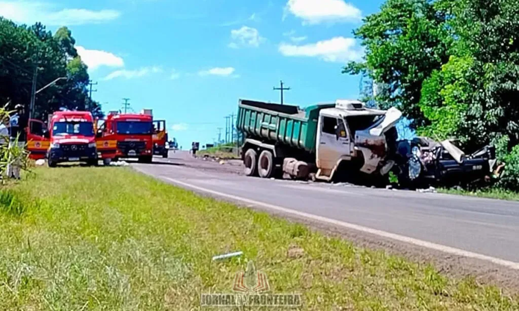 O casal ocupava uma GM S10, que colidiu frontalmente com um caminhão caçamba e uma carreta