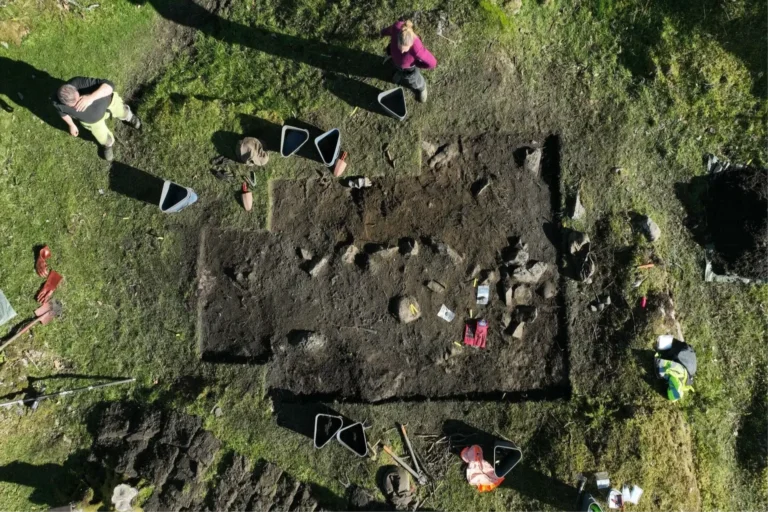 Arqueólogos descobrem túmulos de mulheres vikings na Noruega