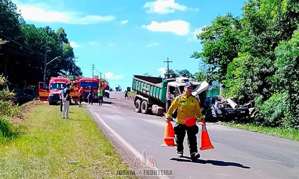 O casal ocupava uma GM S10 de Santo Antonio do Sudoeste, que colidiu frontalmente com um caminhão caçamba e uma carreta