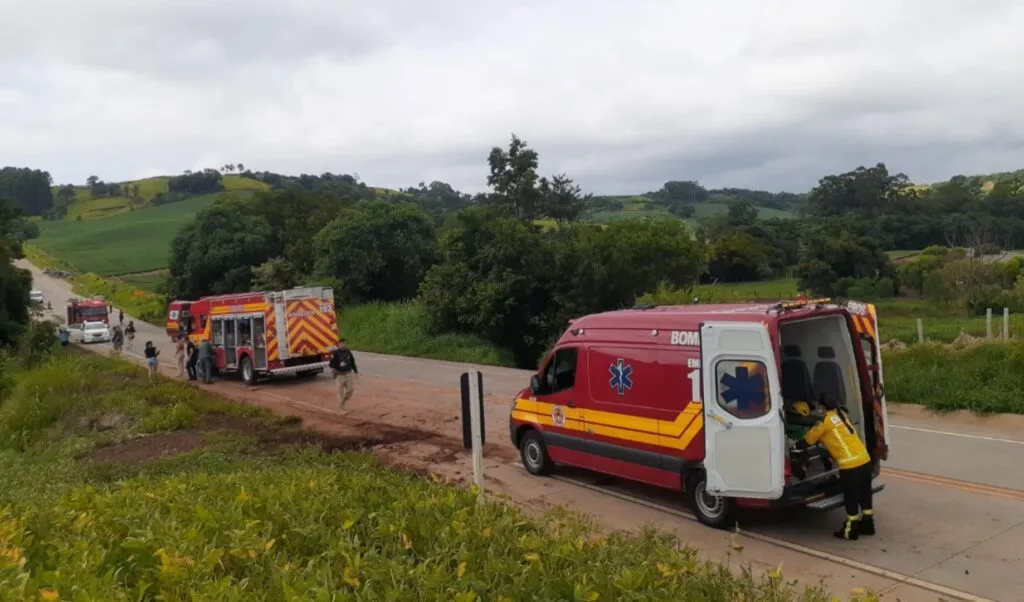 Acidente ocorreu na tarde deste sábado. Casal ficou preso às ferragens e foi socorrido pelas equipes do Corpo de Bombeiros e SAMU